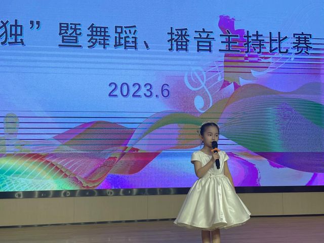 九游体育：香江水岸成龙成章学校中西融合12班贺梓溪同学的多维成长之旅(图1)